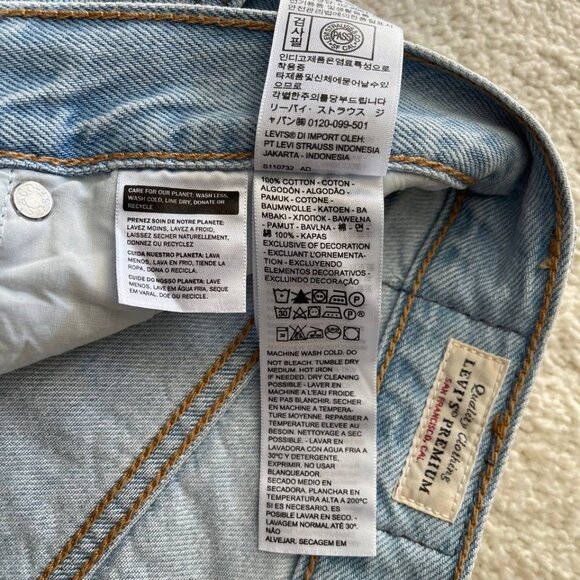 NWOT Levi's Premium '80s Mom Jeans High Rise Light Wash Size 28/30 - Picture 12 of 15